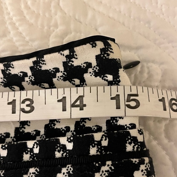 WHBM Stylish Black and White Houndstooth Mini Skirt, size 2 - Picture 6 of 9